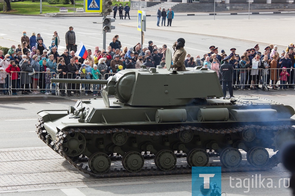 Шествием военной техники отметили тагильчане 100-летие отечественного танкпрома и 75-годовщину Победы в Великой Отечественной войне