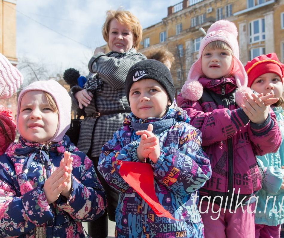 Правнуки Победы.Пронесем через века…

Посмотреть на красочное зрелище, впервые организованное объединением «Жемчужинка», пришли ребятишки из других детских садов.