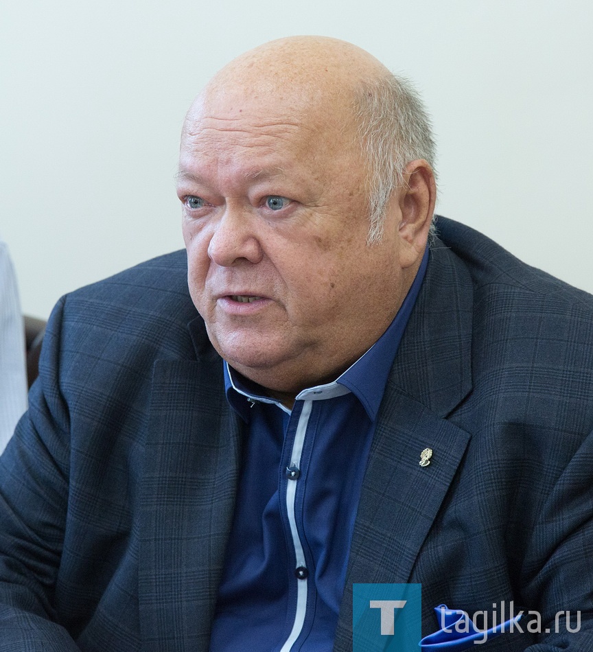 Пресс- конференция театра музыкальной комедии.

- Тагильчан мы любим давно, привезли вам лучшие спектакли, - заявил генеральный директор театра музкомедии, заслуженный работник культуры РФ  Михаил Сафронов. – Театр не прекращал гастролировать даже в тяжелые годы, во время кризиса, потому что без гастролей он мертв. Мы были во многих городах нашей страны, а в этом году решили порадовать Свердловскую область. Театр никогда не был рентабельным, ему помогает правительство области, и если государство тратит приличные деньги, почему результат видят только избранные? Мы поедем по разным уголкам области, будем выступать и в домах культуры, и в клубах.