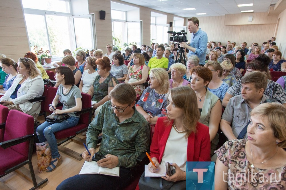 Говорили и о борщевике, который со страшной силой разрастается на Вагонке, и о постоянных огромных лужах на Ленинградском проспекте и улице Ильича. Владислав Пинаев пообещал, что не оставит без внимания как прозвучавшие вопросы, так и те, что перед началом встречи были переданы в записках.
