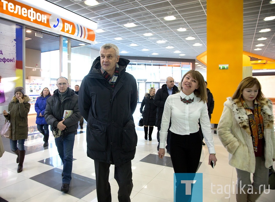 Торговый центр "Депо" посетил глава города С. Носов во время объезда объектов ленинского р-на

Первый в этом году объезд районов прошел в поселке Старатель. Глава города Сергей Носов пообещал местным жителям разобраться в коммунальных бедах, а также предложил организовать в отдаленном микрорайоне новую площадку для отдыха (ФОТО). 


Первой остановкой кортежа администрации города стал новый торговый центр Depo, открывшийся на Свердловском шоссе в ноябре. Пока 25 тыс. квадратных метров заняты меньше чем наполовину, но у руководства ритейл-парка оптимистичные прогнозы. 


По словам управляющей торговым центром Марии Борисовой, компания заинтересована в привлечении сетей, которые не представлены на других площадках города. Для подогрева интереса горожан в молле будут проводиться развлекательные мероприятия, уже сейчас здесь работает большая игровая зона для детей. Кроме того до конца этой недели возле нового ТЦ будет открыт бесплатный каток. 
Сергея Носова планы бизнесменов порадовали. Он вышел со встречным предложением - облагородить территорию за зданием торгового центра: 


- Тут рядом хорошая сосновая роща, мы можем отдать вам под благоустройство эту территорию. Пусть там люди устраивают пикники зимой и летом. Я вообще за то, чтобы сделать из вашего торгового центра свой Крокус Сити Холл. Пусть сюда приезжают не только жители города, но и народ со всей округи, с северной части области. Зачем им тратить по 4 часа на дорогу в Екатеринбург, когда у нас может быть не хуже. 


Эта идея представителям компании понравилась. Так что, если между мэрией и бизнесом будет достигнута договоренность, на Старателе может появиться новое место для прогулок и отдыха. 

Е. Баранова.