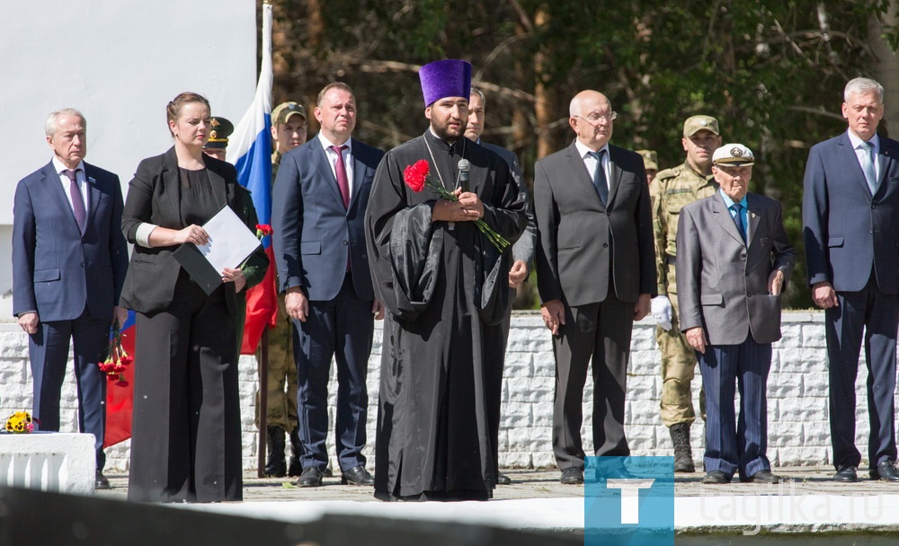 78 лет назад началась Великая Отечественная война.   1418 дней продолжался боевой и трудовой подвиг советского народа.   В День памяти и скорби на мемориале центрального кладбища Нижнего Тагила  собрались представители разных поколений: ветераны, работник