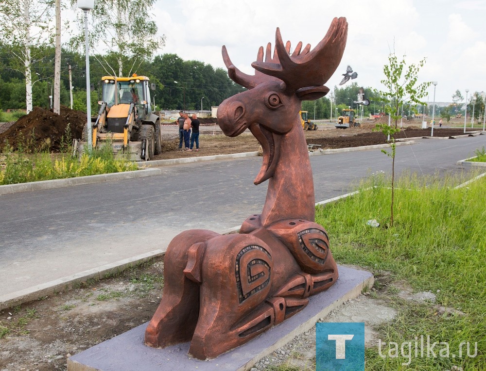 Сегодня в Нижнем Тагиле завершился IV Симпозиум ландшафтной скульптуры, организованный Музеем изобразительных искусств и муниципалитетом. Проект «Животные Урала» был реализован на площадке парка Народного – его благоустройство сейчас в разгаре. А художники, получившие заказ в результате конкурсного отбора, а также их помощники-установщики свои труды уже завершили.

В результате в парке поселились животные-герои мансийских легенд. Это «Медведица» Андрея Барахвостова, «Волк» и «Рыба-таймень» Александра Иванова (Нижний Тагил), «Лось» Валерия Баталова, «Рысь» Юрия Заикина, «Легенда о Щуке и Вороне» Кирилла Баталова ( Невьянск), «Филин» Дмитрия Постникова (Ижевск).

Временно исполняющий полномочия главы города Владислав Пинаев осмотрел каждое произведение, побеседовал с кураторами проекта, художниками, одобрил идею о дальнейшем воплощени идей Симпозиума на территории города.

Владислав Пинаев вручил скульпторам памятные дипломы и тепло поблагодарил:

- Вы оставили в этом парке частичку души – она чувствуется в каждой работе. Это не просто фигуры животных - это эпос! Необычные образы, они придают всему пространству некую легендарность. Каждая скульптура по - своему хороша и интересна. Полагаю, у любого, кто придет сюда, будет свое впечатление, и оно будет меняться в разные моменты прогулок - при солнце или луне, в свете фонарей. В такие моменты хорошо остановиться, задуматься, а еще – помечтать, поиграть вместе с детьми.

Специалисты подтвердили, что парковые скульптуры - это не музейные экспонаты, они выполнены с учетом тактильных контактов. Но желательно, чтобы рукоприкладство наше было лишь добрым и мирным, ведь воспитание – еще одна роль, подразумеваемая проектом. В дальнейшем строители сделают подходы от дорожек парка к фигурам. Владислав Пинаев попросил, чтобы на постаменты тем или иным способом обязательно нанесли имена авторов и даты создания работ – он уверен в их долгой «жизни».

Наверное, это символично, что в обновленном месте отдыха появились не лавочки и качели, а художественные творения. Это задает высокую планку - Народный становится культурным.

Ирина ПЕТРОВА. Фото Николая АНТОНОВА.
