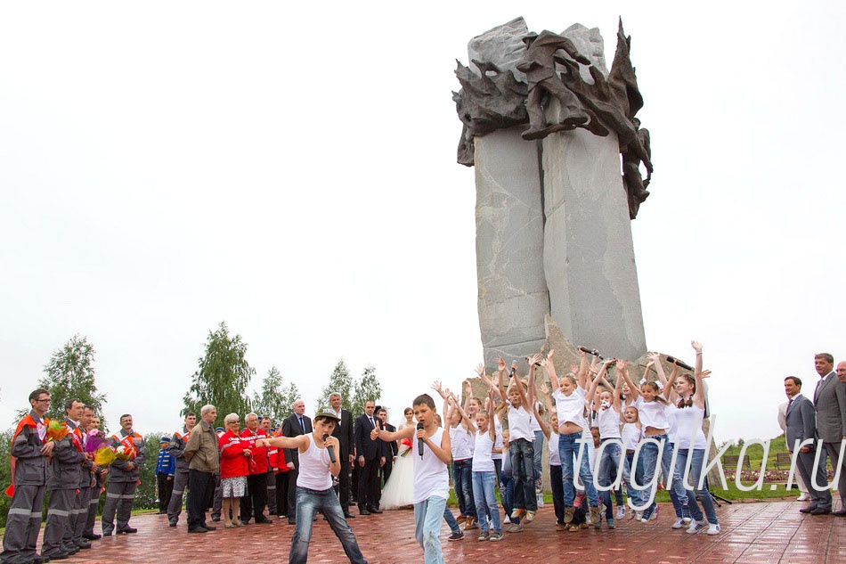 Празднования у памятника металлургам на Лисьей горе