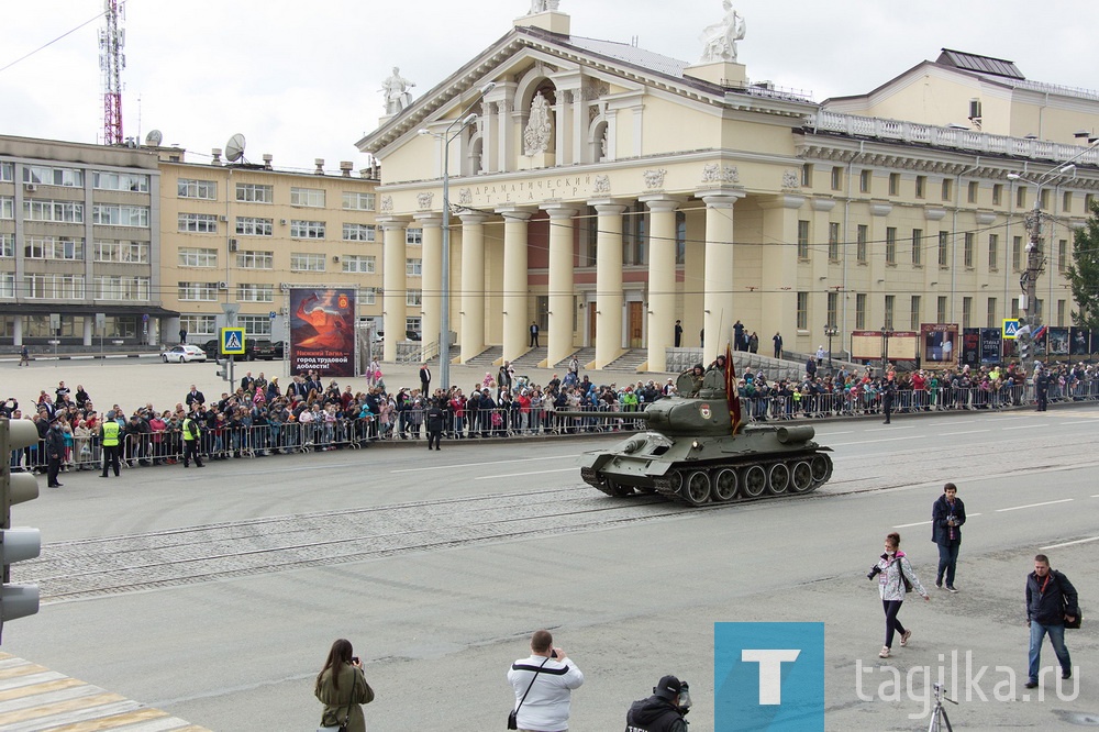 Кульминацией торжественных мероприятий стало прохождение 40 единиц военной техники: танков, бронетранспортеров, машин сопровождения, самоходных артиллерийских установок, машин разминирования и многих других. Особое внимание зрителей привлекли, конечно, легендарный танк Т-34, который и открыл шествие, суперсовременный и неуязвимый танк Т-14 «Армата», до этого представленный широкой публике только в Москве, а также танк Т-90С и топливозаправщик для ракетных комплексов «Ярс». Каждая характеристика боевых единиц российского вооружения говорит о том, что в стране создан надежный щит для защиты от недоброжелателей нашей родины.

Пресс-служба администрации города
Фото Сергея Казанцева и Ильи Колесова