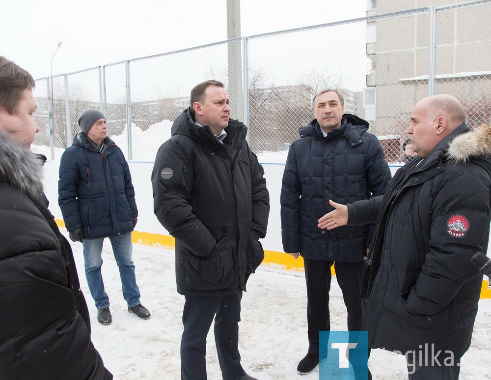 Владислав Пинаев в рамках объезда территории Тагилстроевского района посетил корт во дворе дома Уральский проспект, 58 и парк Победы