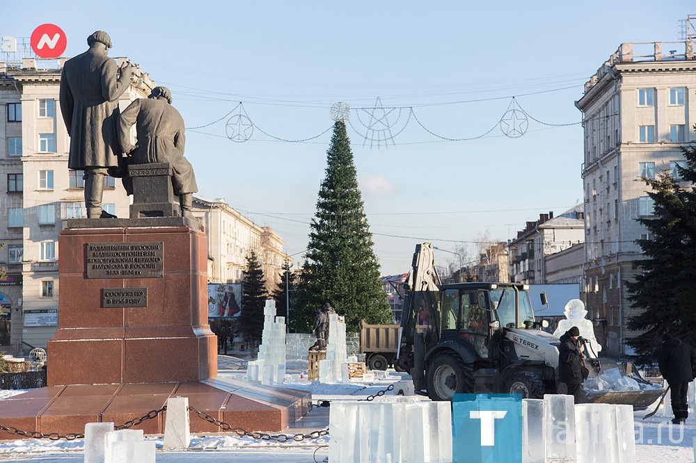 На Театральной площади идет строительство ледового городка