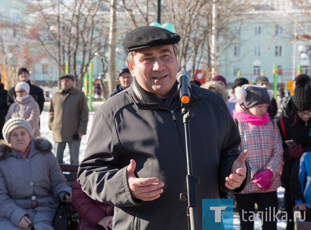 - Еще один проект благоустройства завершен. Я был уверен: то, за что берутся тагильчане, делается в срок и надлежащего качества. Здесь создано все для отдыха. Берегите этот парк. Смотрите, чтобы лягушки никуда не ускакали, чтобы скамейки и освещение были в надлежащем виде, - обратился к жителям областной министр энергетики и ЖКХ Николай Смирнов.