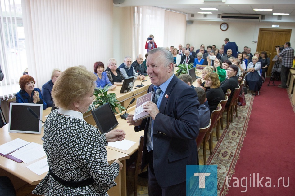 Вручение мандатов депутатам городской Думы города Нижнего Тагила