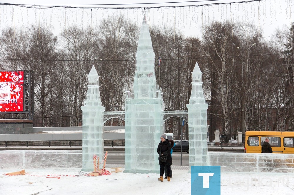 Создатели ледового городка рассказывают, тагильчане уже сегодня проявляют большой интерес к фигурам. Но пока идёт строительство устраивать прогулки, тем более с маленькими детьми, здесь не стоит. Горожан просят набраться терпения и приходить на торжественное открытие, которое состоится 28 декабря в 18 часов.


Сергей Трупанов
Фото Сергея Казанцева