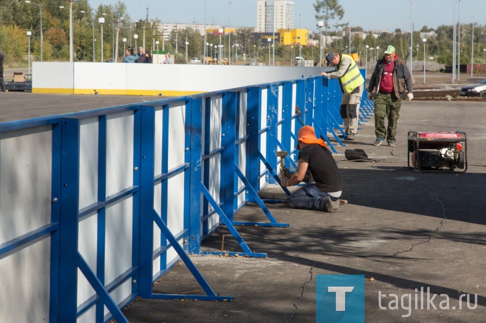 Геннадий Мальцев также отметил высокие темпы производства работ: «В парке создаются замечательные условия для активного досуга и семейных прогулок. Убежден, что Народный станет одним из самых любимых мест отдыха и занятия спортом жителей города. Здесь уже прошел ряд мероприятий для детей и подростков, планируется проведение легкоатлетической эстафеты Ленинского района».