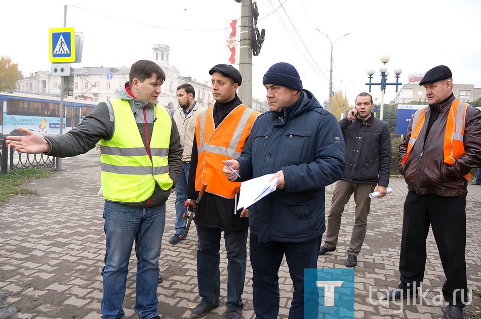- Мы провели повторный осмотр дороги на Кузнецкого и убедились, что подрядчик (Тагилдорстрой) замечания устранил. Получены результаты испытания образцов: качество асфальтобетонного покрытия соответствует всем нормам. Проверим исполнительную документацию и будем подписывать акт, - сообщил председатель комиссии, начальник «Службы заказчика городского хозяйства» Николай Новиков.
