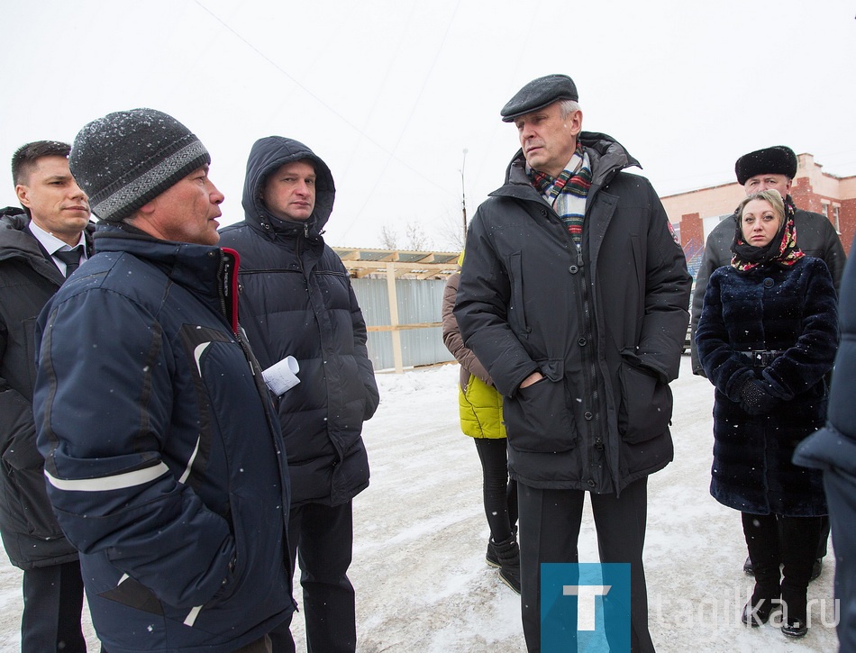  Объезд главой города объектов Дзержинского р-на.Строительство жилого дома и детский сад N112