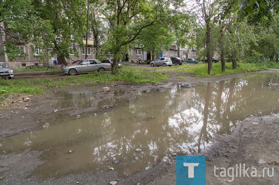 Тагильчане с трудом верят своим глазам: многолетние проблемы с благоустройством дворов решились за два дня