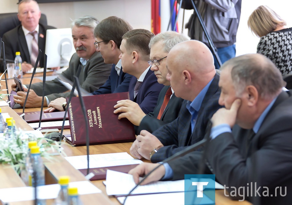 Депутаты не хотели, чтобы Владимир Радаев ушел из гордумы.