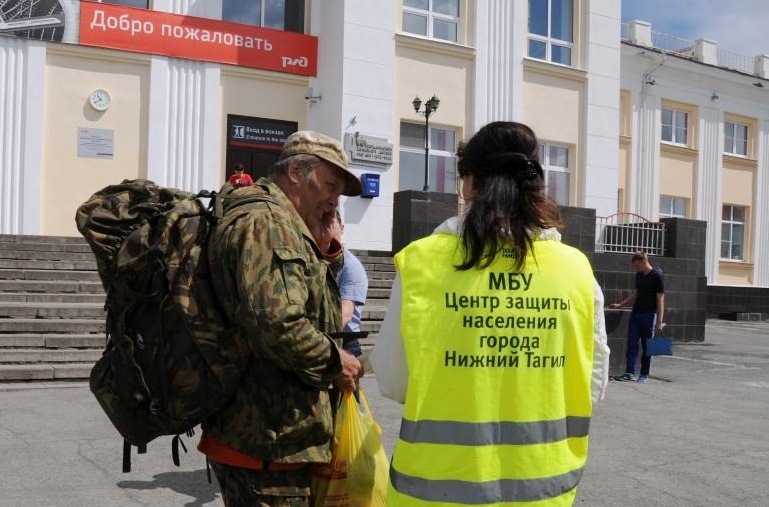 Раздавали спички и свистки садоводам и грибникам 