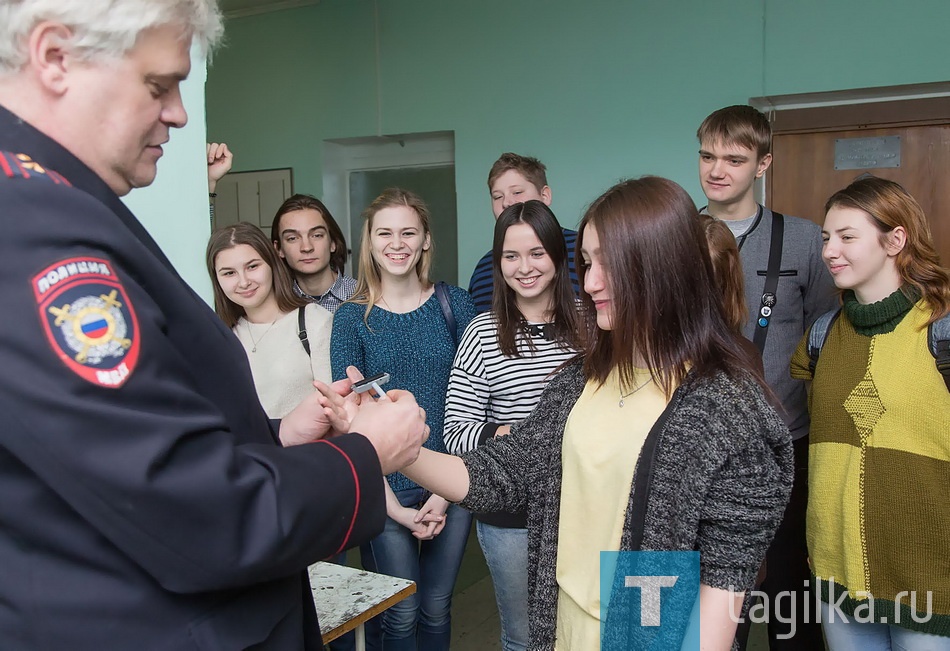 Обязательную дактилоскопию проходят все сотрудники полиции. Студентка первого курса Маша Резникова согласилась пополнить базу отпечатков пальцев. Ей тут же откатали подушечки пальцев, потом полностью пальчики, а затем и ладони.