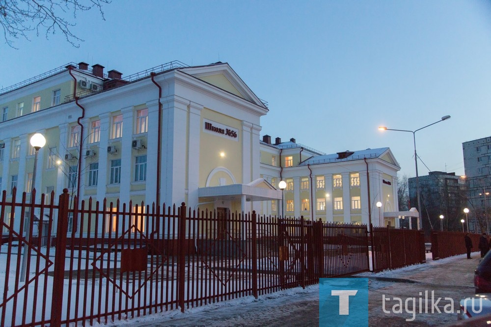Глава города Владислав Пинаев презентовал губернатору отремонтированные дороги на Красном Камне и Вые, открывшуюся после реконструкции школу 56, а также новый парк Народный в пойме реки Тагил.

Школа 56 преобразилась после капитального ремонта. В 2018 году муниципалитет прошел отбор на предоставление субсидии на софинансирование из областного бюджета в размере 30/70. Из региональной казны было выделено 67 млн рублей, из местной - почти 29 млн.