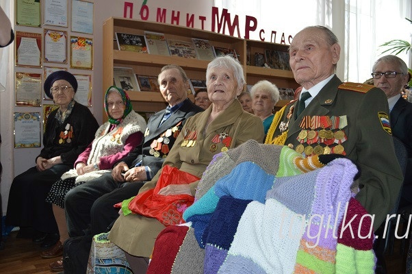 Полторы тысячи «Квадратиков теплоты» связали тагильчане для ветеранов