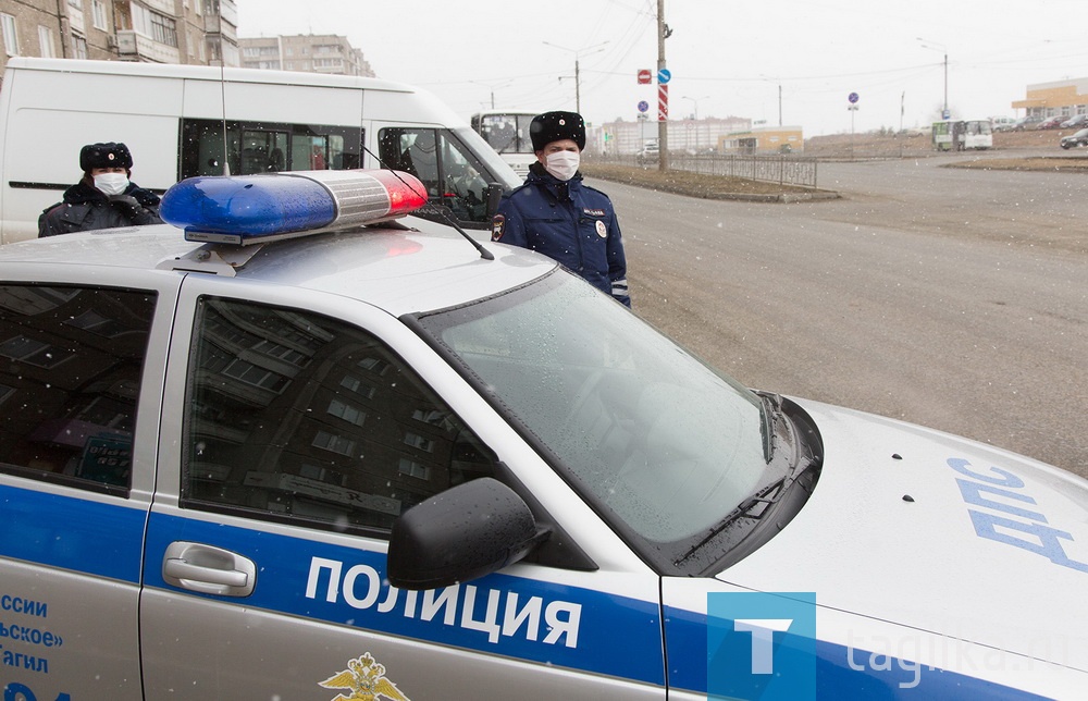 С первого взгляда, будни тагильских стражей порядка во время карантина мало чем отличаются от обычных. Заступая на дежурство, инспекторы ГИБДД получают маршруты патрулирования. Но сегодня, прежде чем разъехаться по разным адресам, надевают защитную маску и резиновые перчатки. Возвращаясь из рейда, используют дезинфицирующий антисептик.

К слову, большинство водителей тоже перешли на режим «самозащиты». По наблюдениям инспекторов ГИБДД города, примерно каждый второй водитель управляет автомобилем в медицинской маске. Правда, без перчаток.
