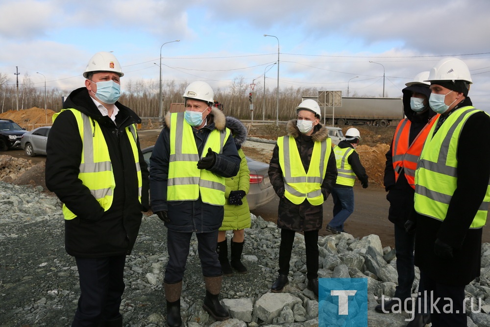 Продолжается строительство путепровода через Свердловское шоссе. К концу года этот мост должен быть готов.

Он станет частью клеверной развязки, связывающей Серовский тракт и Свердловское шоссе.