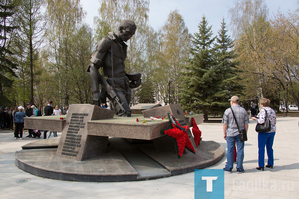 Сегодня, в День Победы, прошло возложение цветов к памятнику воинам-тагильчанам, погибшим в локальных войнах.

В церемонии приняли участие глава города Владислав Пинаев, Валерий Суров, Вечеслав Погудин, председатель гордумы Вадим Раудштейн, депутаты городской и областной думы, а также первый заместитель главы региона Александр Высокинский.


Ежегодно 9 мая у памятника собираются воины-интернационалисты, которые в этот день вспоминают о подвиге своих товарищей и отдают дань памяти дедам и отцам минутой молчания.

Мария Романов
Фото Сергея Казанцева