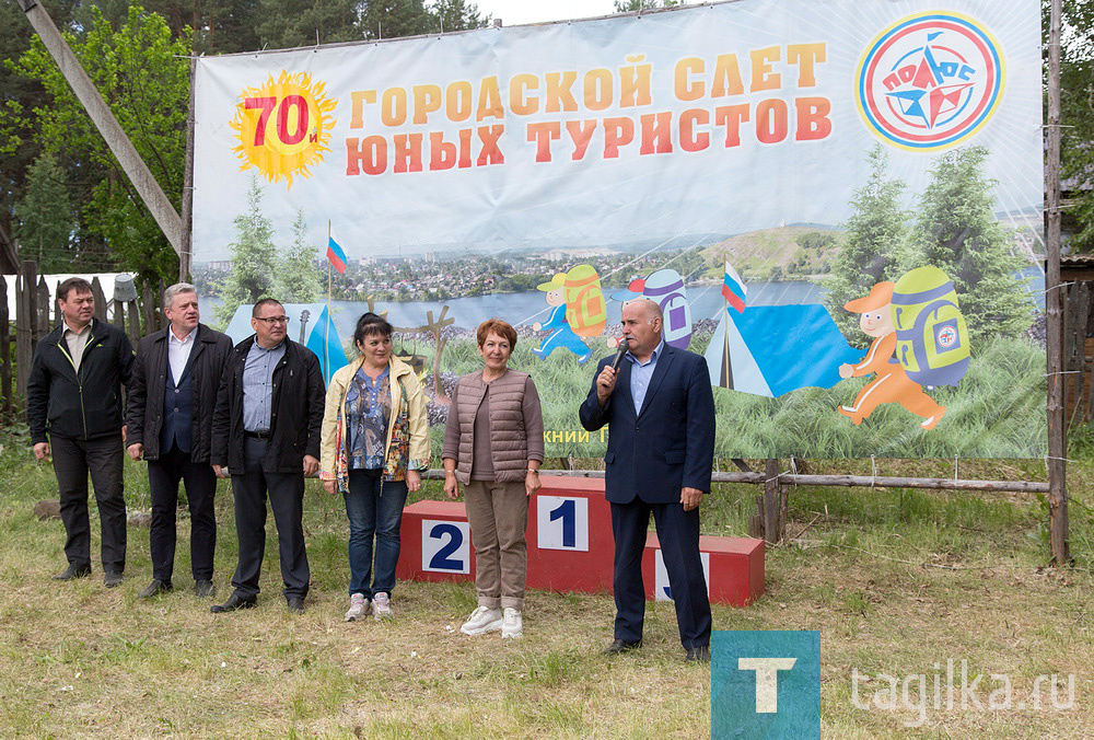 Заместитель главы администрации города по социальной политике Валерий Суров.


Городские слеты юных туристов проходят в Нижнем Тагиле с 1949 года для подведения итогов туристко-краеведческой деятельности школ. Мероприятие началось с общего сбора команд. Открыть соревнования и пожелать удачи ребятам прибыл заместитель главы администрации города по социальной политике Валерий Суров:

- 70-й раз эта поляна встречает свою юную аудиторию туристов. В течение года мы с вами познавали теорию. Думаю, что сегодня как раз тот момент, когда мы с вами должны на практике показать чему научились. Любой слет, это все равно соревнование, где должен быть выявлен сильнейший. Но мне бы хотелось, чтобы сегодня в этом юбилейном слете сильнейших не было. Чтобы каждый для себя приобрел что-то новое, что он может в дальнейшем в жизни применить.