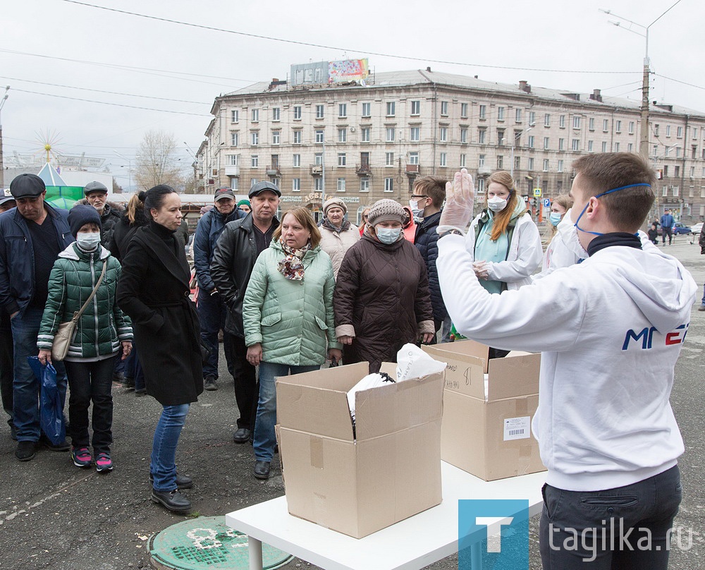 Волонтеры Нижнего Тагила раздают бесплатные многоразовые маски