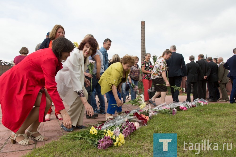 Благодарные потомки и ветераны -  металлурги принесли цветы к мемориалу