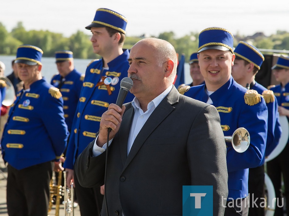 Заместитель главы администрации города по социальной политике Валерий Суров приветствовал участников фестиваля детских духовых оркестров, который прошел в ПКиО им. А.П. Бондина.