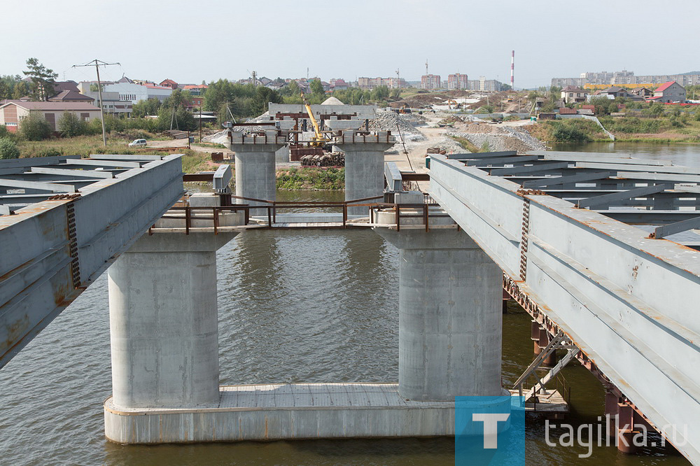 Строительство моста через Тагильский пруд продолжается круглосуточно, без перерывов и выходных