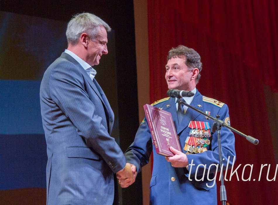 О роли патриотического воспитания молодого поколения и долге перед своей родиной говорил Герой России, директор регионального центра патриотического воспитания Свердловской области Игорь Родобольский. Он вручил Сергею Носову книгу «Герои России Уральского Федерального округа с очерками об уральцах, имеющих высокое звание. «Я призываю молодежь выбирать военную карьеру. Защищать свою родину – святой долго каждого мужчины», - сказал Игорь Родобольский.