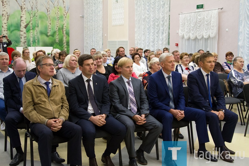 В ДК «Юбилейный» состоялась церемония награждения победителей городского конкурса «Лучший двор, дом, подъезд». Во вручении специальных дипломов принял участие первый заместитель главы администрации города Вячеслав Горячкин.

«Главная цель этого конкурса – вовлечение как можно большего числа тагильчан в создание уюта и комфорта в наших домах, - подчеркнул он. – Подведение итогов говорит нам о том, что эта цель успешно реализуется. В конкурсе вот уже 19 лет с удовольствием принимают участие люди всех возрастов. А то, что сегодня только награжденных 80 человек, говорит о том, что с каждым годом таких неравнодушных и увлеченных людей становится больше».