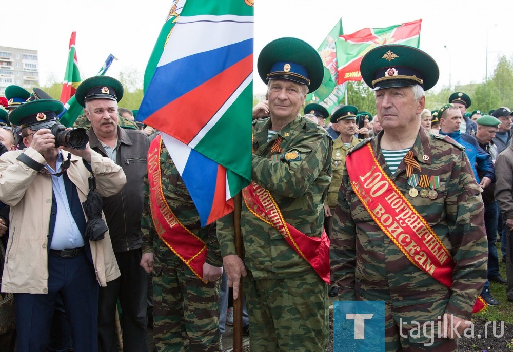 Сегодня, в день 100-летия пограничных войск, в парке Победы торжественно открыли монумент пограничникам. На каменном постаменте установлены столб, фигуры солдата и собаки. 

Идея установить монумент появилась несколько лет назад. Было предложено более 30 эскизов. Средства на установку и выплавку фигур собирали «всем миром»: средства выделили администрация города, предприниматели. Некоторую сумму собрали сами ветераны пограничных войск. 

На торжественном митинге присутствовало несколько сотен человек, в том числе ветераны и воспитанники военно-патриотических клубов. Всего в Нижнем Тагиле проживает около 7 тысяч человек, служивших в пограничных войсках.

Антон Исаев
Фото Сергея Казанцева