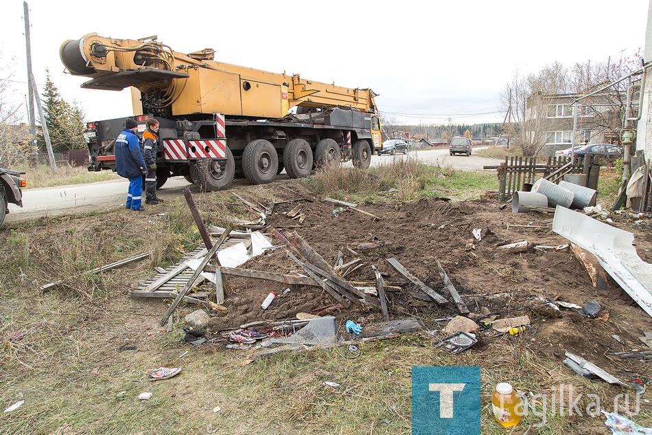 Тягач въехал в жилой дом.
