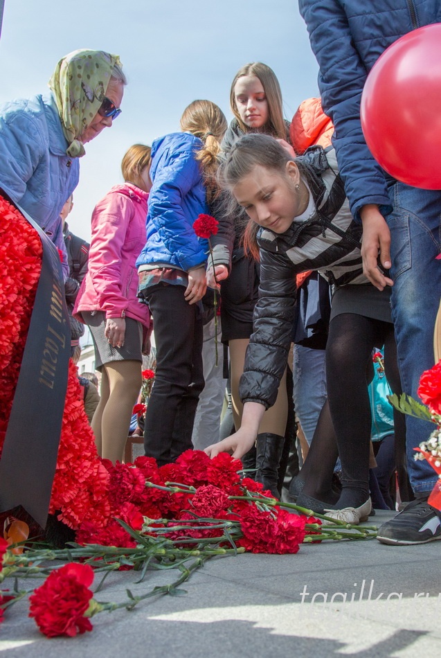 Митинг у памятника тагильчанам -Героям Советского Союза