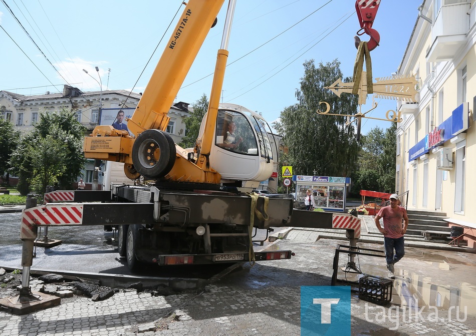 Установка флюгера на башню дома 34 по ул Фрунзе.