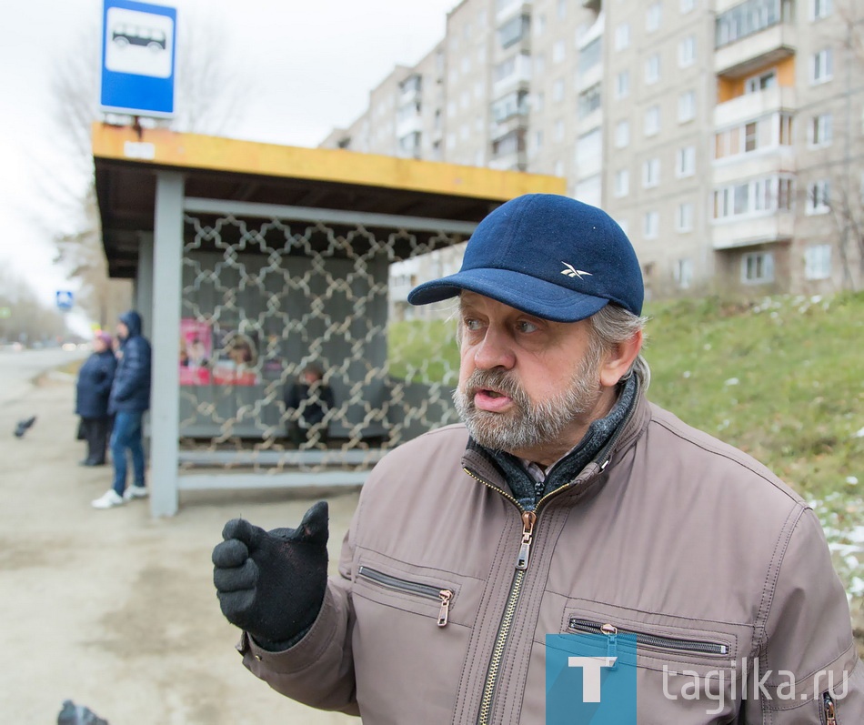 Александр Брагин

- Здесь ближайшая остановка трех маршруток, - сетует Александр Семенович. – Люди вынуждены идти сюда, чтобы добраться на работу или учебу. Я с женой каждый день езжу в поликлинику. Она после операции еле ходит. Как мы должны преодолевать спуск и подъем?! А мамы с колясками?! О них вообще никто не подумал. 