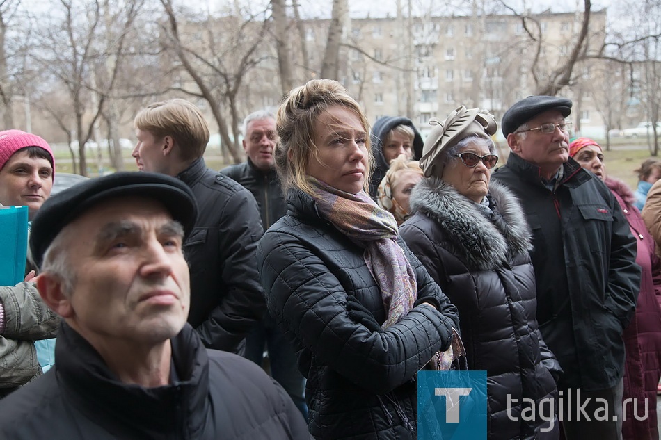 Лидеры народного фронта обсудили проблемы благоустройства и ЖКХ. Ул. Красноармейская 80.