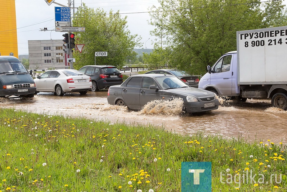 Перекресток Пархоменко и Серова ушел под воду