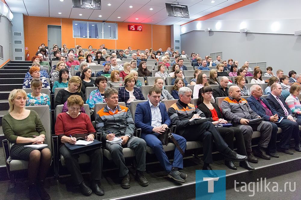 О том, что сделано и что предстоит сделать в Нижнем Тагиле в ближайшие годы, шла речь на встрече Владислава Пинаева с коллективом Евраз НТМК. Накануне исполнился ровно год, как он занимает пост мэра. За это время в городе произошло много событий. Сегодня мэр решил принять участие в профсоюзном вторнике НТМК и рассказать о том, как он и его команда занимаются развитием Нижнего Тагила. Кроме того, мэр рассказал о планах городских властей на ближайшее будущее и о ходе подготовки города к 300-летию.

Одна из основных тем, волнующих металлургов, дороги, тротуары, безопасность дорожного движения. Мэр признался, что быстро решить все проблемы не получится, но многое удается и главный акцент сделан на комфорте для тагильчан.
