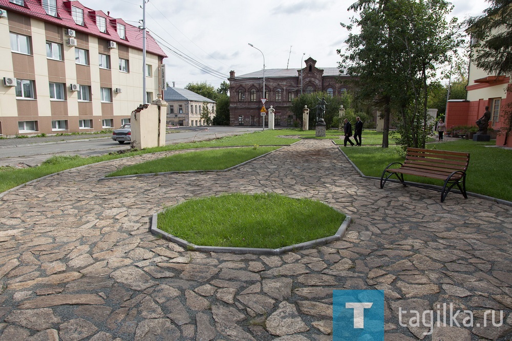 Сквер парковой скульптуры советского периода