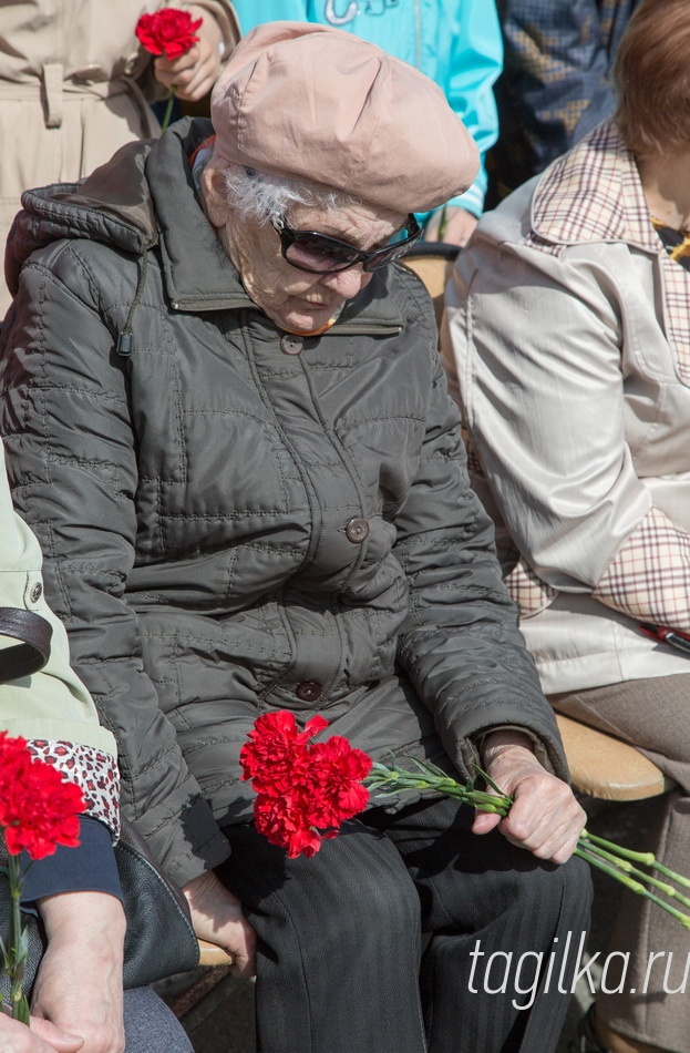 Митинг у памятника тагильчанам -Героям Советского Союза