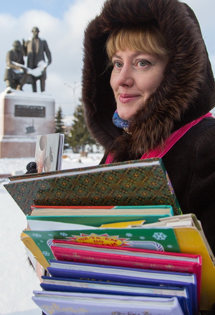 Семейный портрет с книгой в зимнем интерьере.Акция Ц.Б. Сотрудник библиотеки Алена Воронова.