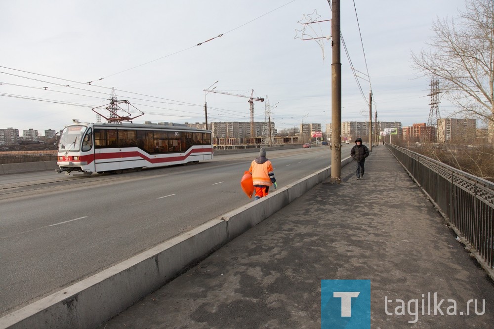 Мост на улице Космонавтов.

Мост через реку Тагил на улице Космонавтов вызывал немало нареканий у тагильчан. Асфальт облез, зияли проплешины, плиты шатались. Ходить здесь, особенно с коляской или маленьким ребенком, было очень неудобно. Сейчас покрытие абсолютно ровное. Оборудовали «зебры» у начала и конца моста.