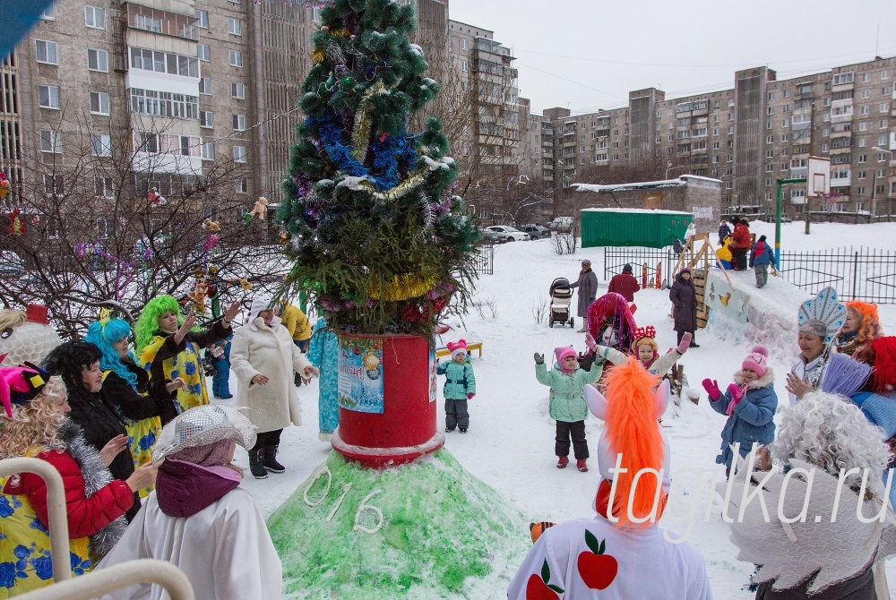 Украсили дворы к Новому году.