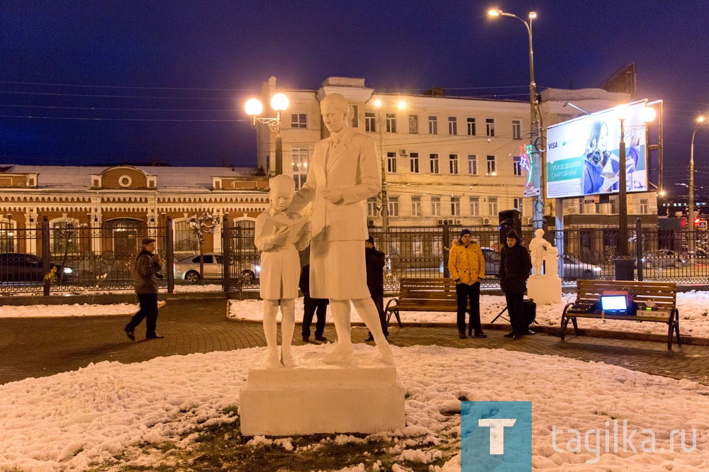 На территории возле Нижнетагильского музея изобразительных искусств открылся Парк советской скульптуры.

Снег не помешал долгожданному празднику.

Министр инвестиций и развития Свердловской области Виктория Казакова отметила, что такой проект невозможно было бы реализовать без поддержки местных властей и лично главы города. И музей изобразительных искусств получил к своему юбилею замечательный подарок.

А глава города Владислав Пинаев поблагодарил за помощь и понимание областного министра, своих заместителей, и, конечно, сотрудников музея.

После торжественного открытия в Парке играл  духовой оркестр, как это и было в советские годы, а тагильчане приплясывали, чтобы не замёрзнуть, и фотографировали скульптуры в свете вечернего света уличных фонарей советского периода.

Людмила Погодина
Фото Сергея Казанцева