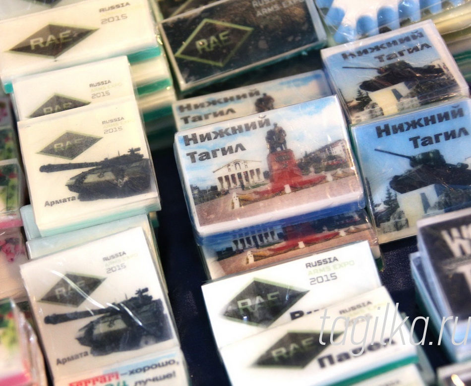 В последний день работы мы решили узнать, почем нынче «Армата» и прошлись по торговым рядам.
Итак, недорого – за 100 рублей, можно было купить «Армату» нарисованную на мыле или ее фотографию на магнитах за 50 рублей.