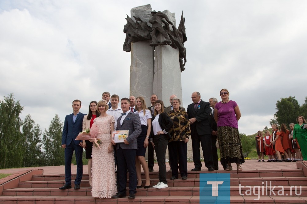 Благодарные потомки и ветераны -  металлурги принесли цветы к мемориалу