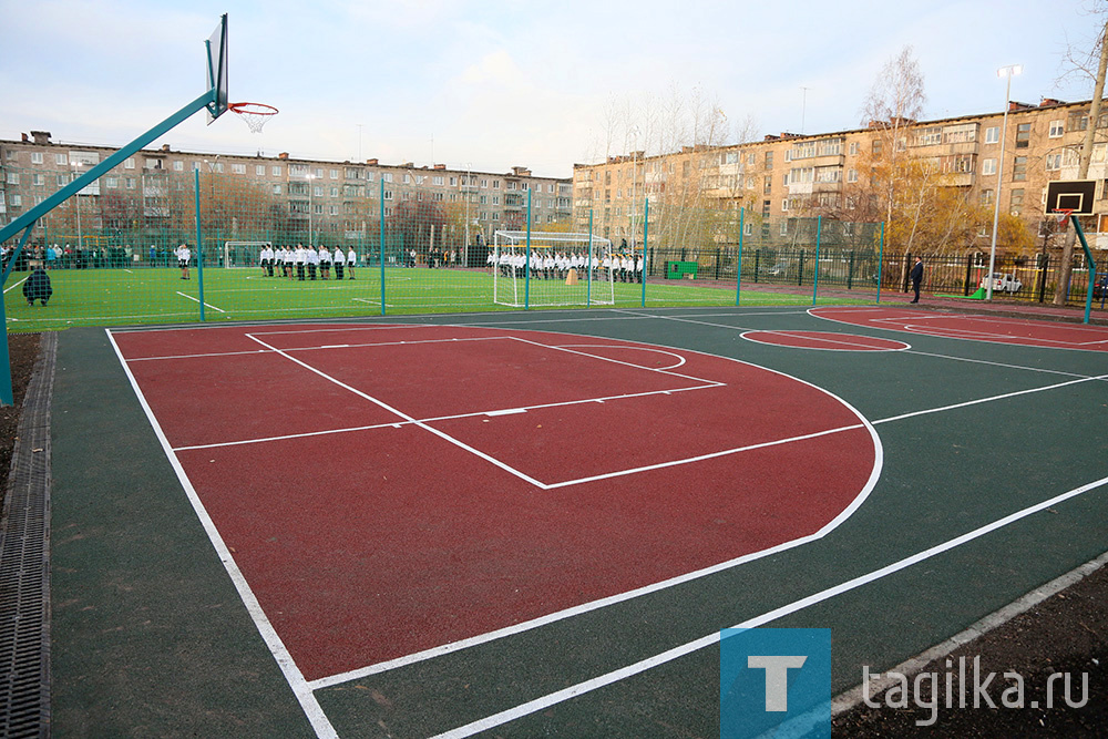 На территории школы №13 в поселке Северный торжественно открыли новый спортивный комплекс. Футбольное поле, беговые дорожки, полоса препятствий, снаряды для подготовки и сдачи нормативов ГТО, а также универсальная площадка для игр в баскетбол и волейбол.

Еще один замечательный подарок получили тагильчане к 300-летию города.

Сотни мальчишек и девчонок получили возможность с интересом и пользой проводить досуг, учебные тренировки и занятия.

Среди почетных гостей на открытие приехали: глава города Нижний Тагил Владислав Пинаев, начальник управления образования города Татьяна Удинцева, депутат горДумы Владимир Антонов, директор МУП «Тагилдорстрой» Игорь Васильев.